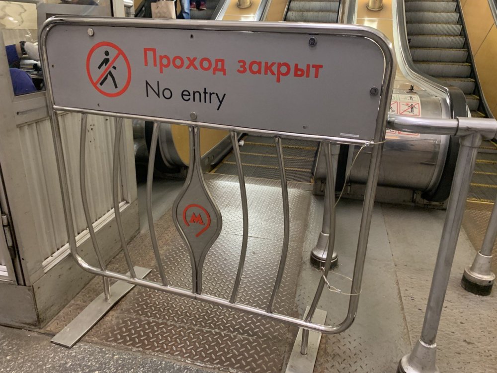 Пол платформы станции «Яхромская» салатовой ветки метро выкладывают красным гранитом из Карелии