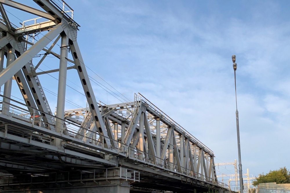 Завершается устройство верхнего строения пути метромоста через реку Ликову Солнцевской линии метро