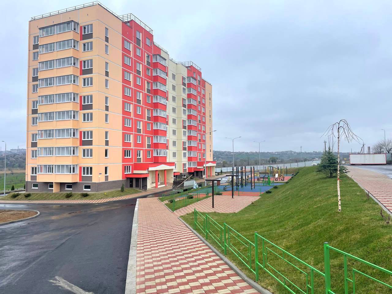 В Мариуполе Фонд развития территорий построил 90-квартирный дом для медицинских работников