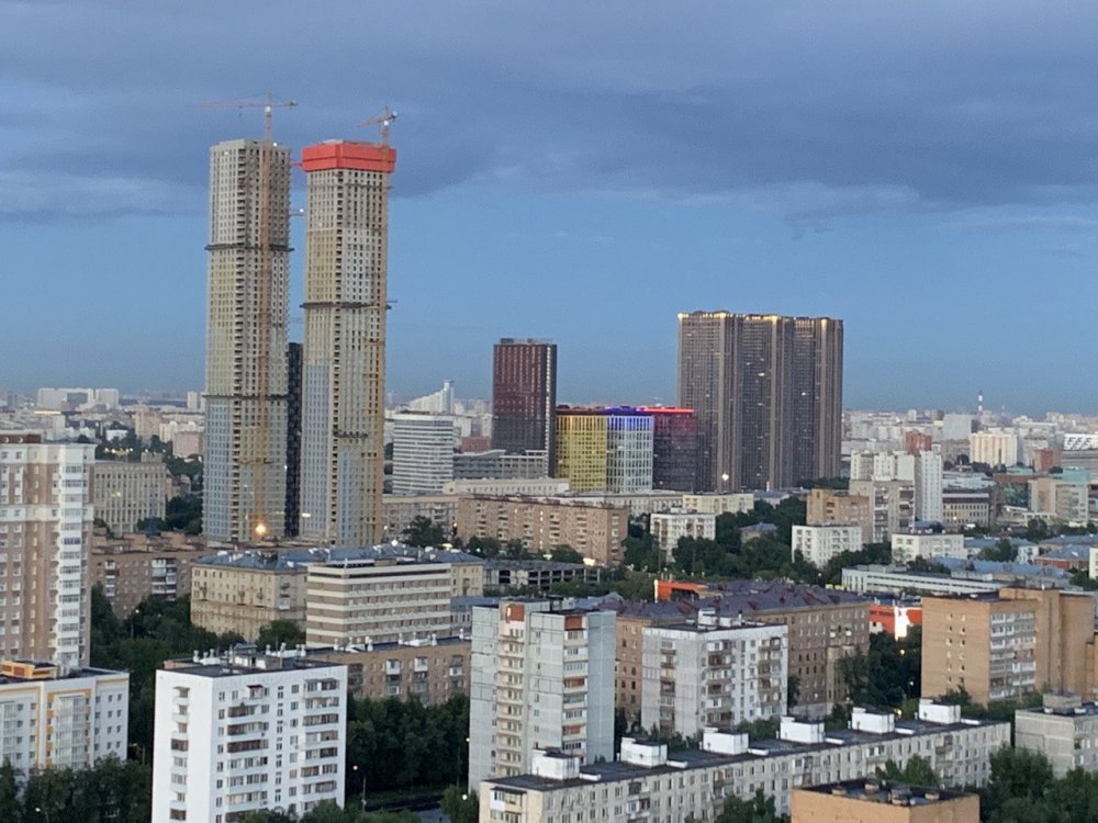 Капитальный ремонт крыш жилых домов начался в Москве